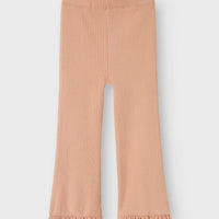 Jouw kleintje ziet er superhip uit in deze coole bootcut legging in mahogany rose van het merk Lil' Atelier. Deze comfortabele legging heeft een bootcut model, waardoor elke outfit met deze legging er nóg leuker uitziet! VanZus