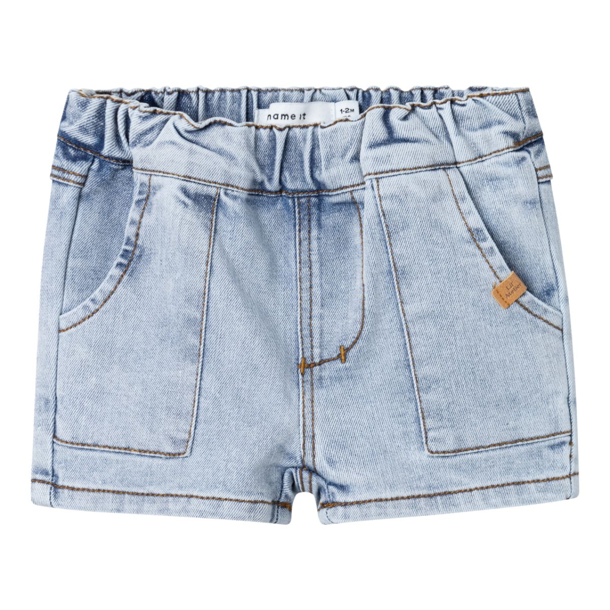 Een demin broekje is een echte must have voor de zomer. Eindeloos te combineren, comfortabel en stylish. Dat geldt ook voor het light blue denim broekje van het merk Lil' Atelier.  Dit schattige broekje heeft een lichte denim kleur, een elastische tailleband en fijne zakken aan de voorkant. VanZus