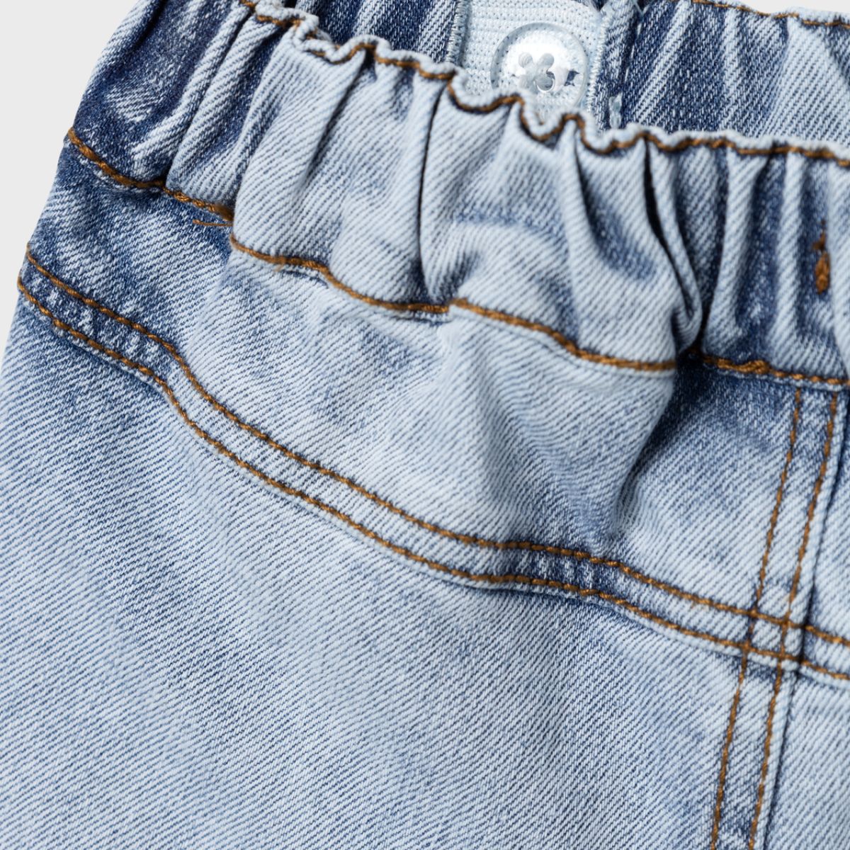 Een demin broekje is een echte must have voor de zomer. Eindeloos te combineren, comfortabel en stylish. Dat geldt ook voor het light blue denim broekje van het merk Lil' Atelier.  Dit schattige broekje heeft een lichte denim kleur, een elastische tailleband en fijne zakken aan de voorkant. VanZus