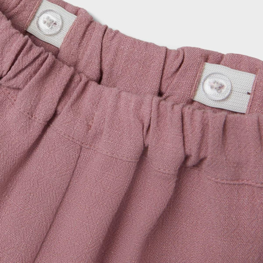 Dit schattige roze nostalgia rose broekje van het merk Lil' Atelier wordt sowieso een favorietje van jouw kleintje. Dit broekje is enorm veelzijdig en is een echte eyecatcher, dankzij de mooie kleur en de schattige details. VanZus