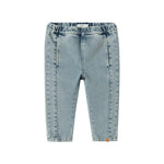 Een denim broek is een must have in iedere kledingkast. Een spijkerbroek is namelijk eindeloos te combineren, comfortabel en stylish. Dat geldt ook voor de darlee baggy jeans in de kleur medium blue denim. VanZus