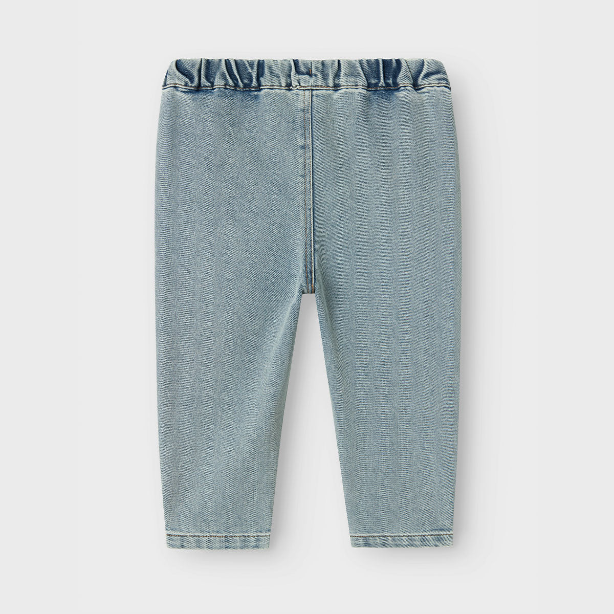 Een denim broek is een must have in iedere kledingkast. Een spijkerbroek is namelijk eindeloos te combineren, comfortabel en stylish. Dat geldt ook voor de darlee baggy jeans in de kleur medium blue denim. VanZus
