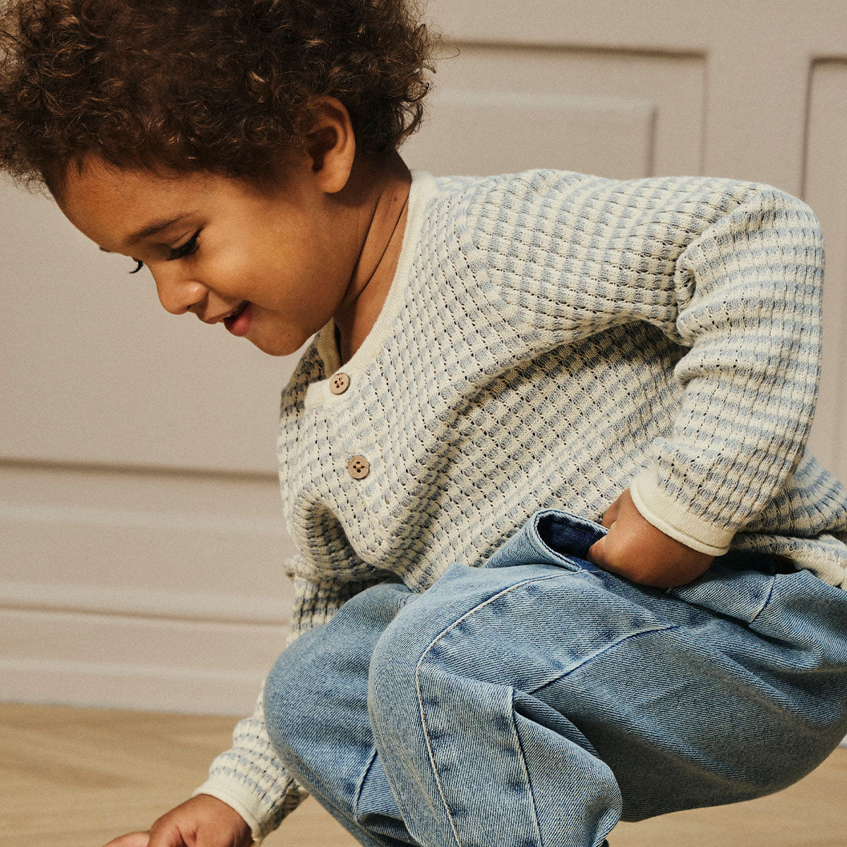 Een denim broek is een must have in iedere kledingkast. Een spijkerbroek is namelijk eindeloos te combineren, comfortabel en stylish. Dat geldt ook voor de darlee baggy jeans in de kleur medium blue denim. VanZus