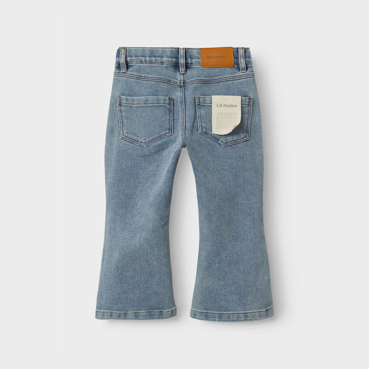 Hoe schattig is deze darlee bootcut jeans in de kleur medium blue denim van het merk Lil' Atelier! Deze broek is de ideale jeans voor hippe outfits! Combineer deze schattige broek bijvoorbeeld met een lekkere warme trui of een flowy top. VanZus