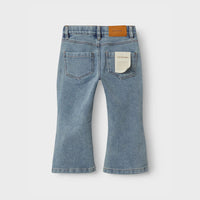 Hoe schattig is deze darlee bootcut jeans in de kleur medium blue denim van het merk Lil' Atelier! Deze broek is de ideale jeans voor hippe outfits! Combineer deze schattige broek bijvoorbeeld met een lekkere warme trui of een flowy top. VanZus