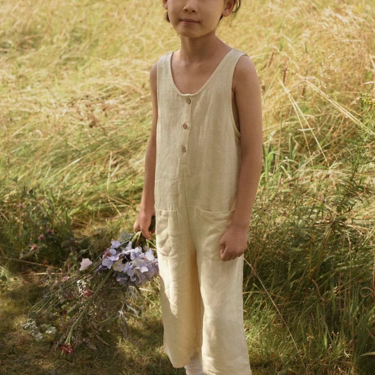 De dolie culotte overall in sea mist van Lil' Atelier is stijlvol en duurzaam. De salopette is gemaakt van LENZING™ ECOVERO™ viscose en linnen, perfect voor een comfortabele en hippe look in de lente/zomer. VanZus