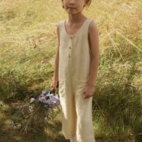 De dolie culotte overall in sea mist van Lil' Atelier is stijlvol en duurzaam. De salopette is gemaakt van LENZING™ ECOVERO™ viscose en linnen, perfect voor een comfortabele en hippe look in de lente/zomer. VanZus
