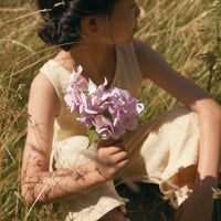 De dolie culotte overall in sea mist van Lil' Atelier is stijlvol en duurzaam. De salopette is gemaakt van LENZING™ ECOVERO™ viscose en linnen, perfect voor een comfortabele en hippe look in de lente/zomer. VanZus