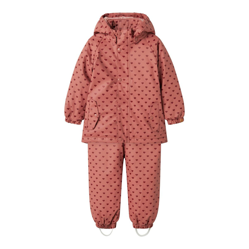 Je kleintje blijft lekker warm en droog met het dry10 set in de kleur withered rose van het merk Lil' Atelier. Dit functionele en duurzame regenpak is wind- en waterdicht, ideaal voor regenachtige dagen. VanZus