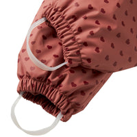 Je kleintje blijft lekker warm en droog met het dry10 set in de kleur withered rose van het merk Lil' Atelier. Dit functionele en duurzame regenpak is wind- en waterdicht, ideaal voor regenachtige dagen. VanZus