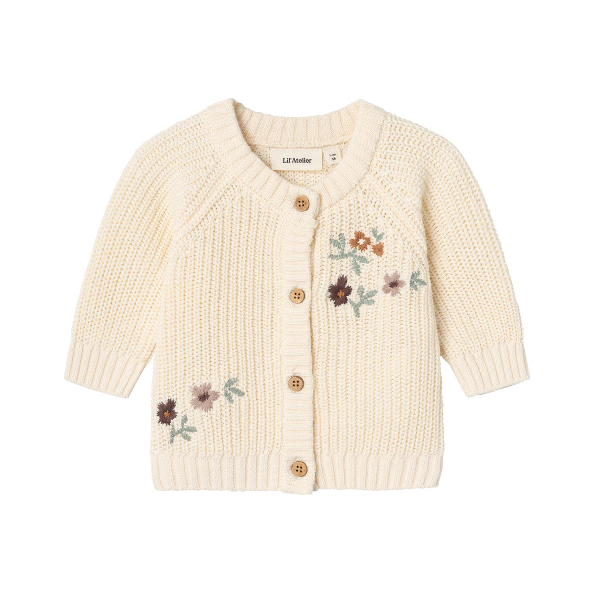 Maak de outfits van je kleintje net een beetje warmer met dit te leuke emlen baby longsleeve knit vest in de kleur birch van het merk Lil' Atelier. Dit vestje houdt je kindje lekker warm en ziet er ook nog eens superschattig uit! VanZus