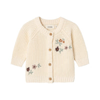 Maak de outfits van je kleintje net een beetje warmer met dit te leuke emlen baby longsleeve knit vest in de kleur birch van het merk Lil' Atelier. Dit vestje houdt je kindje lekker warm en ziet er ook nog eens superschattig uit! VanZus