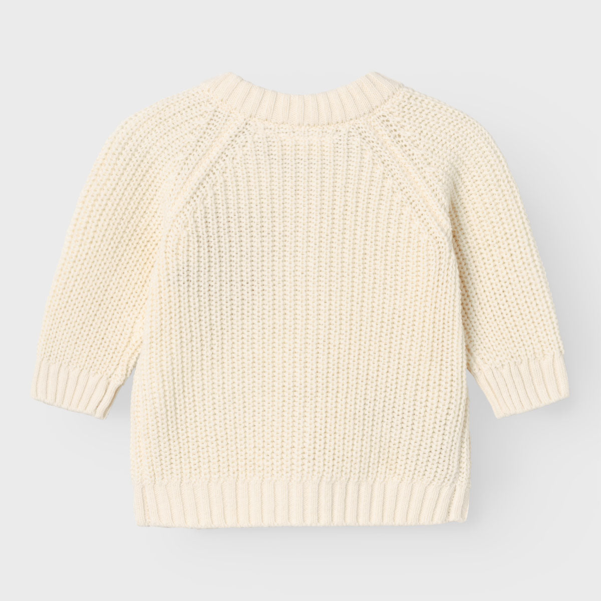 Maak de outfits van je kleintje net een beetje warmer met dit te leuke emlen baby longsleeve knit vest in de kleur birch van het merk Lil' Atelier. Dit vestje houdt je kindje lekker warm en ziet er ook nog eens superschattig uit! VanZus