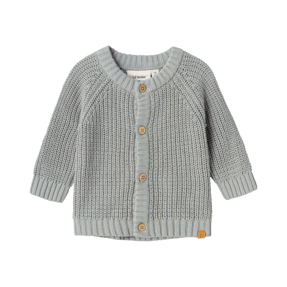 Maak de outfit van je kleintje net een beetje warmer met dit emlen baby longsleeve knit vest in de kleur gray morn van het merk Lil' Atelier. Dit schattige vest is enorm trendy, zit comfortabel en ziet er geweldig uit! Het vest is voorzien van een grove structuur in een mooie, grijze kleur. VanZus