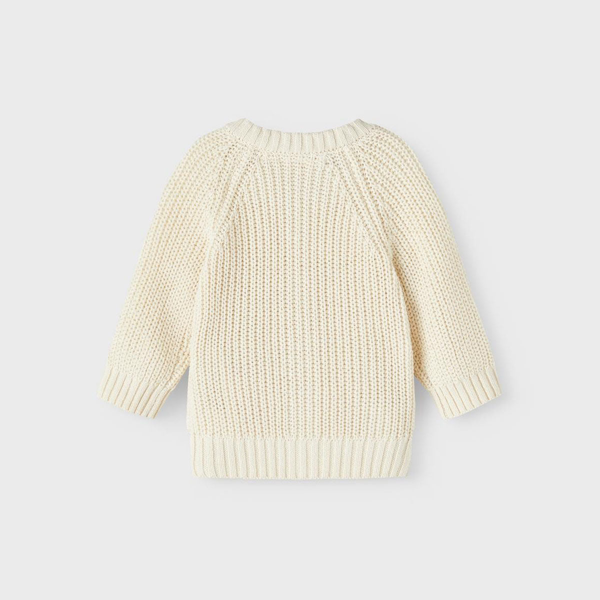 Maak de outfit van je kleintje net een beetje warmer met dit emlen baby longsleeve knit vest in de kleur turtledove van het merk Lil' Atelier. Dit schattige vest is enorm trendy, zit comfortabel en ziet er geweldig uit! Het vest is voorzien van een grove structuur in een mooie, roomwitte kleur. VanZus