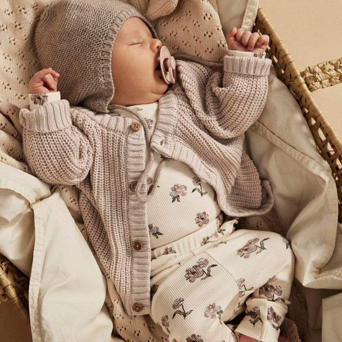 Maak de outfit van je kleintje net een beetje warmer met dit emlen baby longsleeve knit vest in de kleur sheer bliss van het merk Lil' Atelier. Dit schattige vest is enorm trendy, zit comfortabel en ziet er geweldig uit! Het vest is voorzien van een grove structuur in een mooie, roomwitte kleur. VanZus