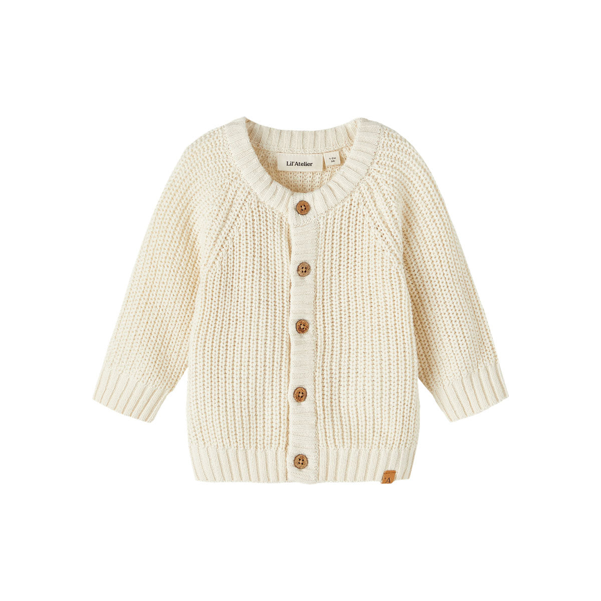 Maak de outfit van je kleintje net een beetje warmer met dit emlen baby longsleeve knit vest in de kleur turtledove van het merk Lil' Atelier. Dit schattige vest is enorm trendy, zit comfortabel en ziet er geweldig uit! Het vest is voorzien van een grove structuur in een mooie, roomwitte kleur. VanZus