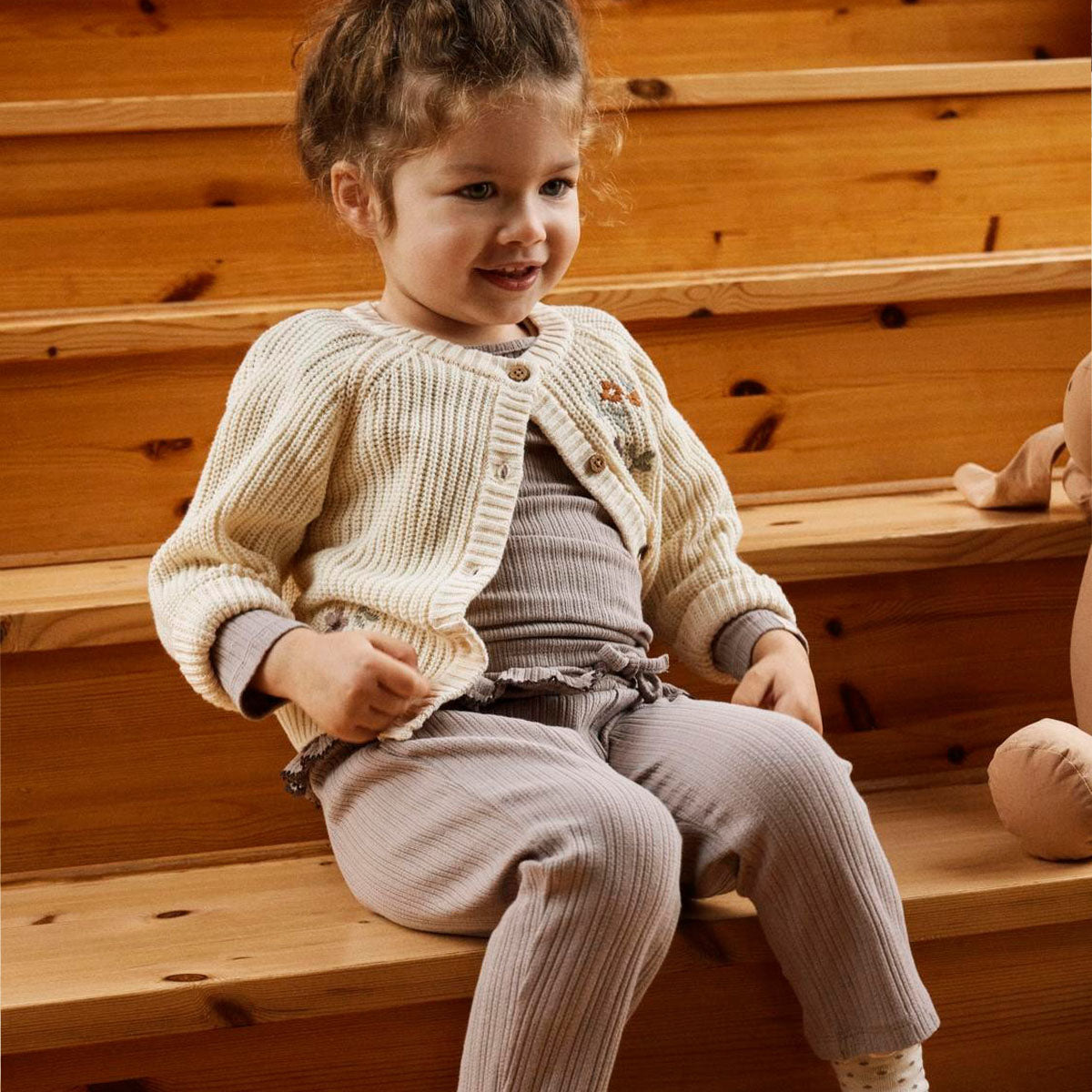 Maak de outfits van je kleintje net een beetje warmer met dit te leuke emlen longsleeve knit vest in de kleur birch van het merk Lil' Atelier. Dit vestje houdt je kindje lekker warm en ziet er ook nog eens superschattig uit! VanZus