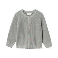 Maak de outfit van je kleintje net een beetje warmer met dit emlen baby longsleeve knit vest in de kleur gray morn van het merk Lil' Atelier. Dit schattige vest is enorm trendy, zit comfortabel en ziet er geweldig uit! Het vest is voorzien van een grove structuur in een mooie, grijze kleur. VanZus