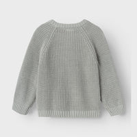 Maak de outfit van je kleintje net een beetje warmer met dit emlen baby longsleeve knit vest in de kleur gray morn van het merk Lil' Atelier. Dit schattige vest is enorm trendy, zit comfortabel en ziet er geweldig uit! Het vest is voorzien van een grove structuur in een mooie, grijze kleur. VanZus