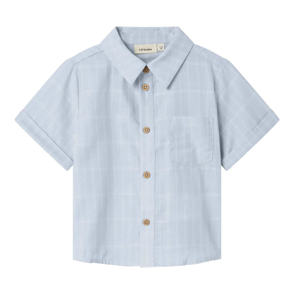 Lil' Atelier frido overhemd in ancient water is gemaakt van 100% biologisch katoen. Loose fit met korte mouwen en een klassieke overhemdborstzak. Perfect voor feestelijke gelegenheden, met een verfijnde look. VanZus