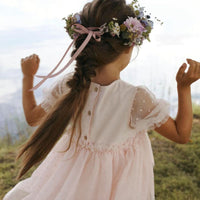 Feestelijk en hip: de Lil' Atelier frilla tule jurk in peach blush. Gemaakt van gerecycled polyester en biologisch katoen, loose fit met ruches en elastische manchetten. Perfect voor speciale gelegenheden. VanZus