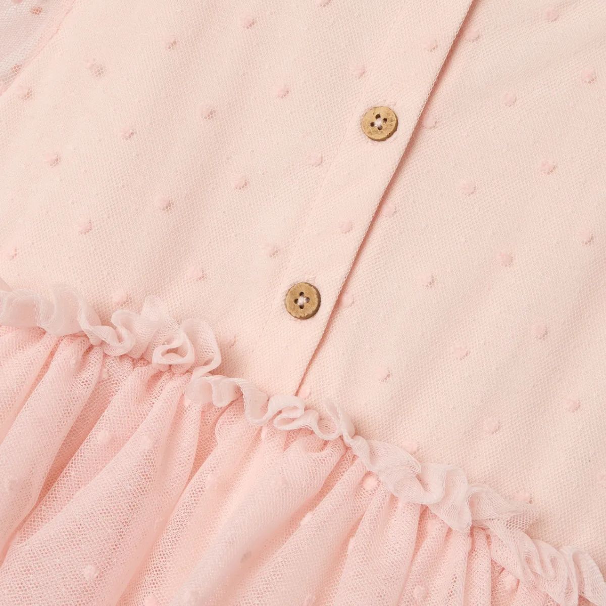 Feestelijk en hip: de Lil' Atelier frilla tule jurk in peach blush. Gemaakt van gerecycled polyester en biologisch katoen, loose fit met ruches en elastische manchetten. Perfect voor speciale gelegenheden. VanZus