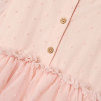 Feestelijk en hip: de Lil' Atelier frilla tule jurk in peach blush. Gemaakt van gerecycled polyester en biologisch katoen, loose fit met ruches en elastische manchetten. Perfect voor speciale gelegenheden. VanZus