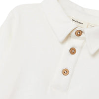 Lil' Atelier fundo slim polo in coconut milk, een stijlvolle top voor jongens. Gemaakt van biologisch katoen en TENCEL™ voor comfort en duurzaamheid. Perfect voor elke gelegenheid. VanZus
