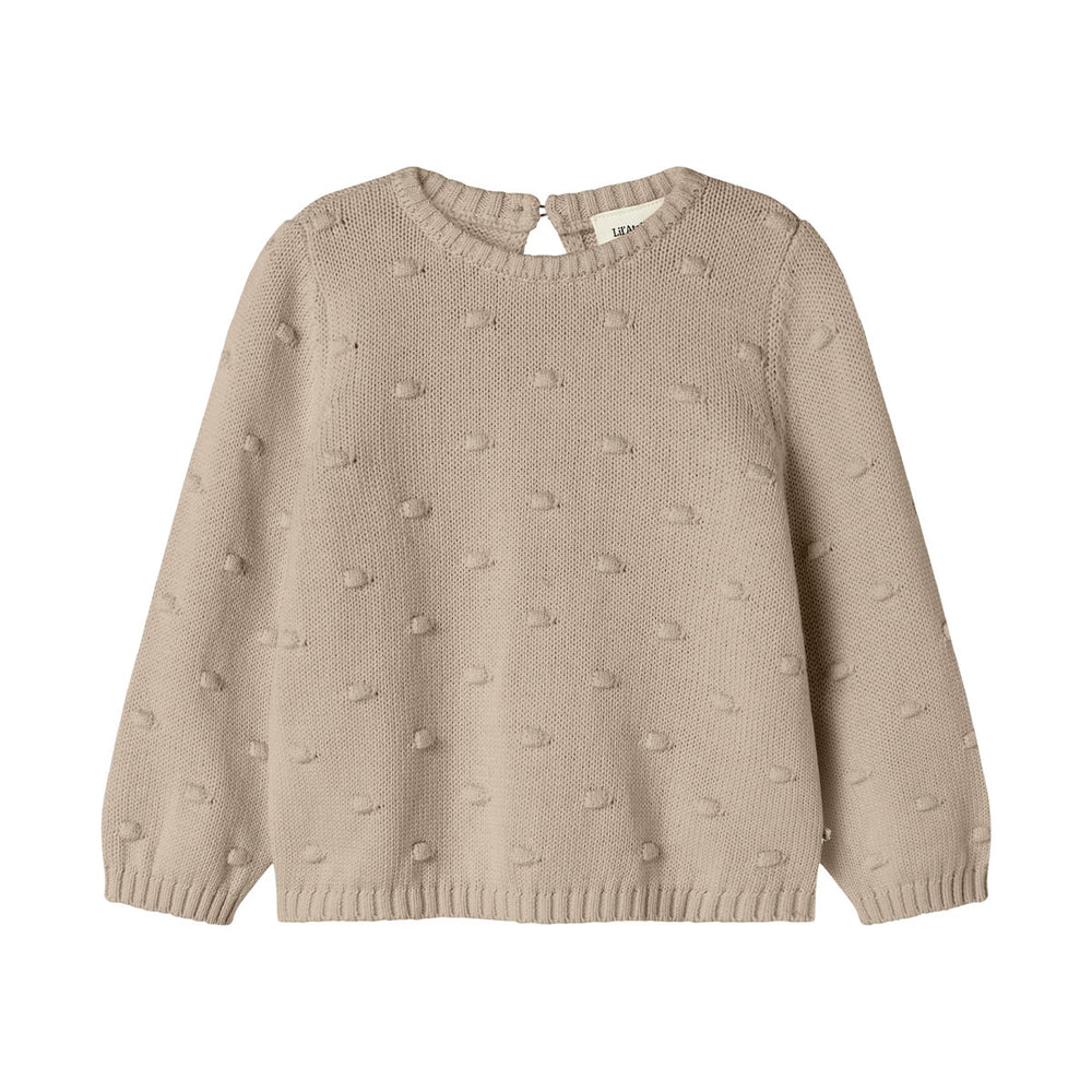 Het baby gable knit shirt in de kleur oxford tan van het merk Lil' Atelier is een must-have voor elke kindergarderobe. Dit stijlvolle gebreide truitje, gemaakt van 80% biologisch katoen en 20% gerecycled katoen, biedt niet alleen comfort, maar ook een duurzame keuze. VanZus