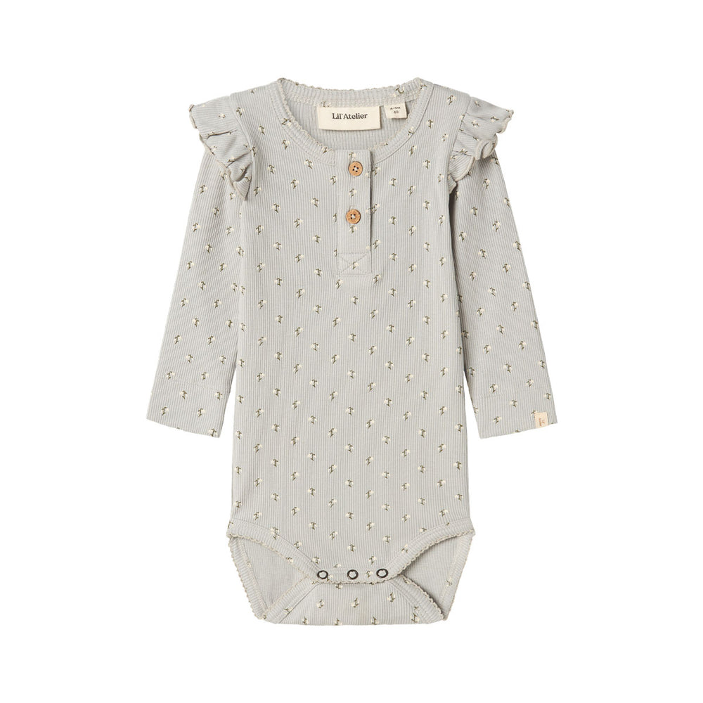 Dit schattige rompertje is een echte must have voor in de kledingkast van jouw kleintje. Deze gago kya longsleeve romper in de kleur mirage gray snow drop van het merk Lil' Atelier. Dit rompertje zit onzettend comfortabel en ziet er ook nog eens heel leuk uit! VanZus