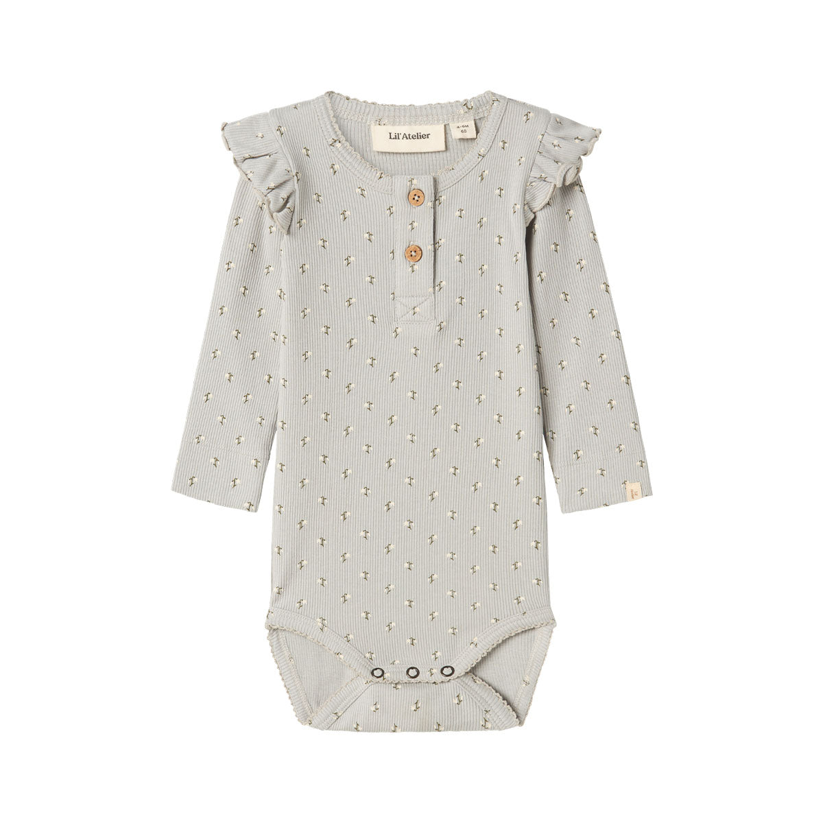 Dit schattige rompertje is een echte must have voor in de kledingkast van jouw kleintje. Deze gago kya longsleeve romper in de kleur mirage gray snow drop van het merk Lil' Atelier. Dit rompertje zit onzettend comfortabel en ziet er ook nog eens heel leuk uit! VanZus