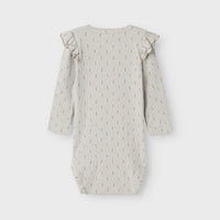 Dit schattige rompertje is een echte must have voor in de kledingkast van jouw kleintje. Deze gago kya longsleeve romper in de kleur mirage gray snow drop van het merk Lil' Atelier. Dit rompertje zit onzettend comfortabel en ziet er ook nog eens heel leuk uit! VanZus