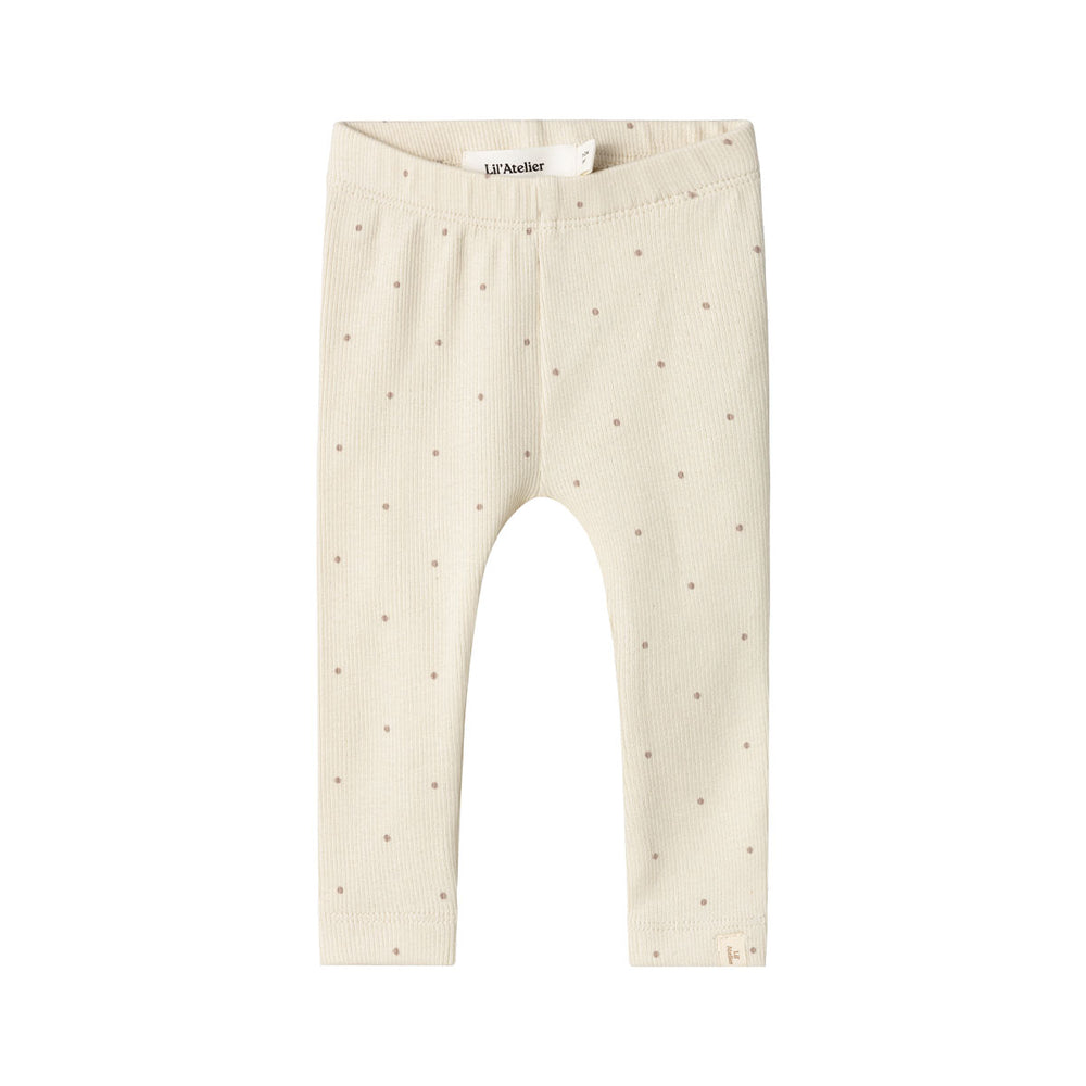 Hoe schattig is deze gago kye slim legging in de kleur birch van het lieve merk Lil' Atlier?! Deze schattige legging is perfect voor je kleine spruit en wil je het liefst elke dag aandoen bij je kleintje, zo leuk is hij! Deze legging is voorzien van schattige stippen print en heeft een mooie beige kleur. VanZus