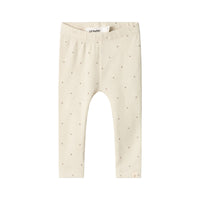 Hoe schattig is deze gago kye slim legging in de kleur birch van het lieve merk Lil' Atlier?! Deze schattige legging is perfect voor je kleine spruit en wil je het liefst elke dag aandoen bij je kleintje, zo leuk is hij! Deze legging is voorzien van schattige stippen print en heeft een mooie beige kleur. VanZus