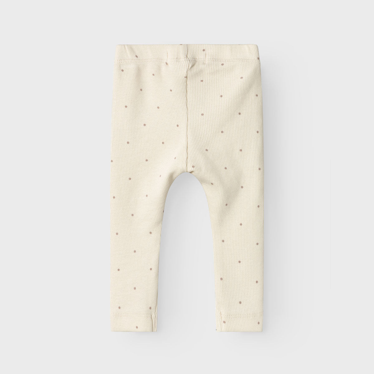 Hoe schattig is deze gago kye slim legging in de kleur birch van het lieve merk Lil' Atlier?! Deze schattige legging is perfect voor je kleine spruit en wil je het liefst elke dag aandoen bij je kleintje, zo leuk is hij! Deze legging is voorzien van schattige stippen print en heeft een mooie beige kleur. VanZus