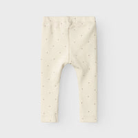 Hoe schattig is deze gago kye slim legging in de kleur birch van het lieve merk Lil' Atlier?! Deze schattige legging is perfect voor je kleine spruit en wil je het liefst elke dag aandoen bij je kleintje, zo leuk is hij! Deze legging is voorzien van schattige stippen print en heeft een mooie beige kleur. VanZus