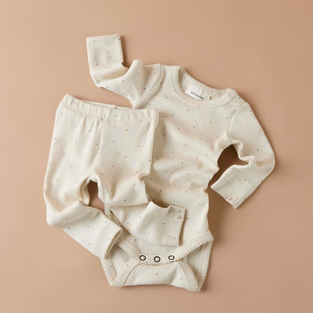 Hoe schattig is deze gago kye slim legging in de kleur birch van het lieve merk Lil' Atlier?! Deze schattige legging is perfect voor je kleine spruit en wil je het liefst elke dag aandoen bij je kleintje, zo leuk is hij! Deze legging is voorzien van schattige stippen print en heeft een mooie beige kleur. VanZus