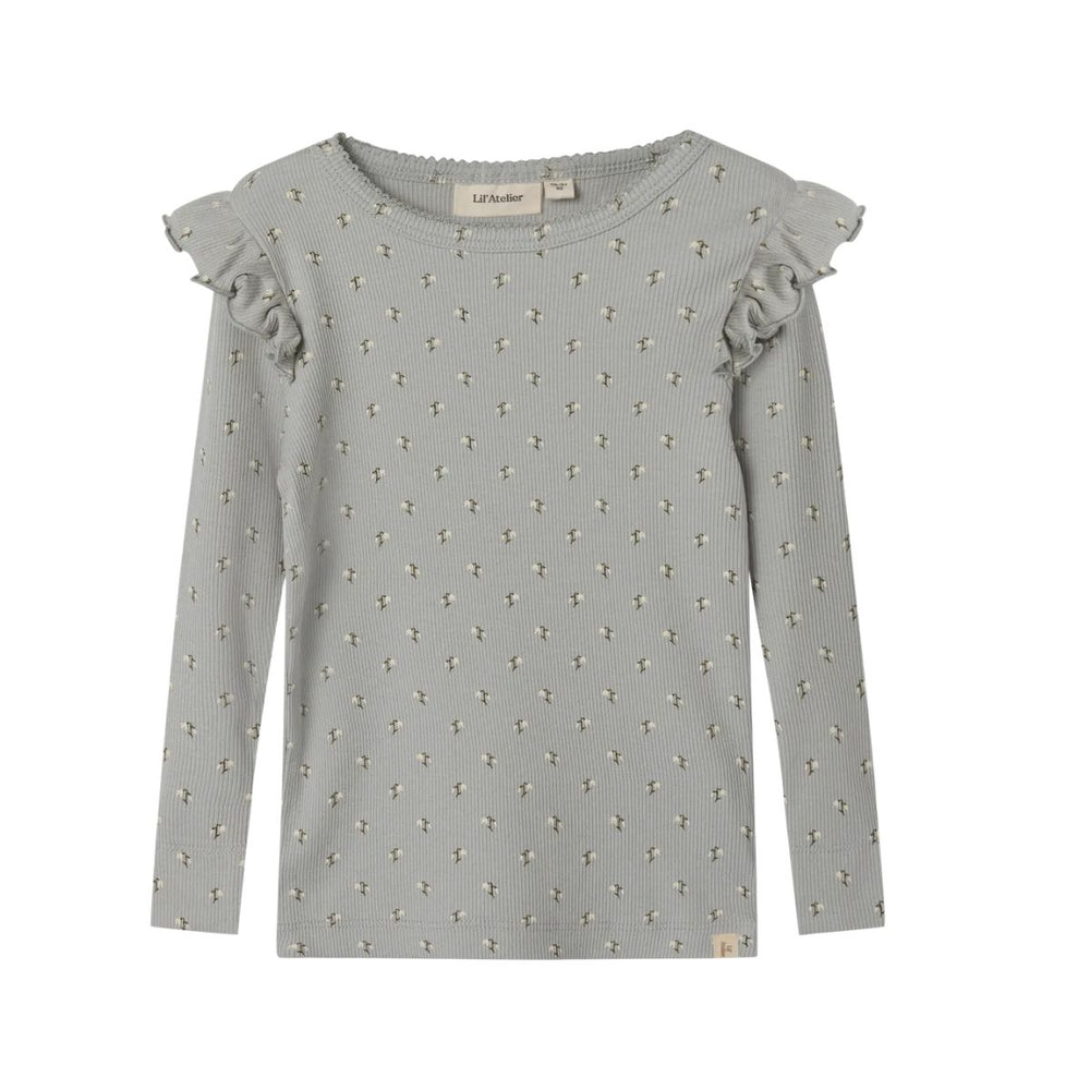 Lil' Atelier gago slim fit top in gray snow drop voor meisjes. Stijlvolle en duurzame top van biologisch katoen en TENCEL™, met ruches en lange mouwen. Perfect voor elke outfit. VanZus