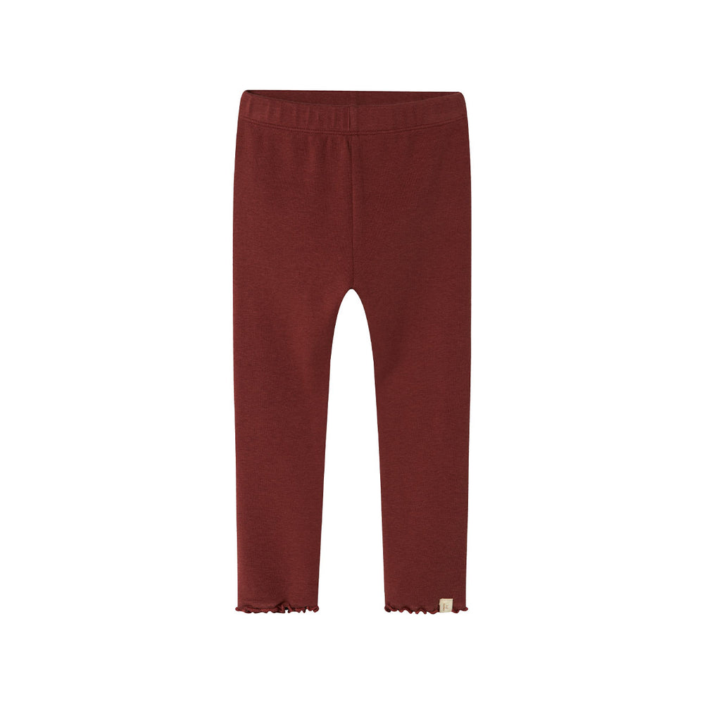 Zeg nu zelf, hoe schattig is deze legging?! De gayo fia slim legging in de kleur hot chocolate wil je gewoon in de kledingkast van je kind hebben liggen. Deze legging is de ultieme basic en is de perfecte basis voor zowel dressed up als alledaagse outfits voor jouw kleintje. VanZus