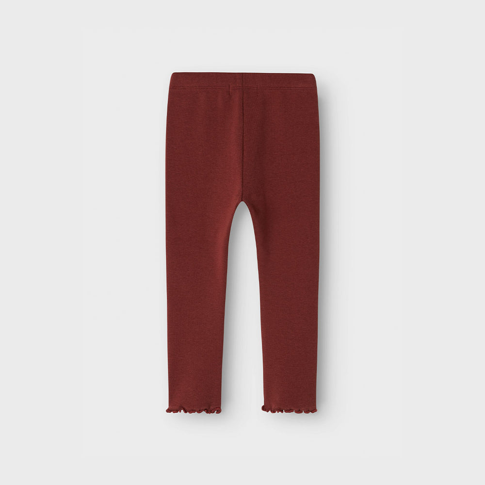 Zeg nu zelf, hoe schattig is deze legging?! De gayo fia slim legging in de kleur hot chocolate wil je gewoon in de kledingkast van je kind hebben liggen. Deze legging is de ultieme basic en is de perfecte basis voor zowel dressed up als alledaagse outfits voor jouw kleintje. VanZus