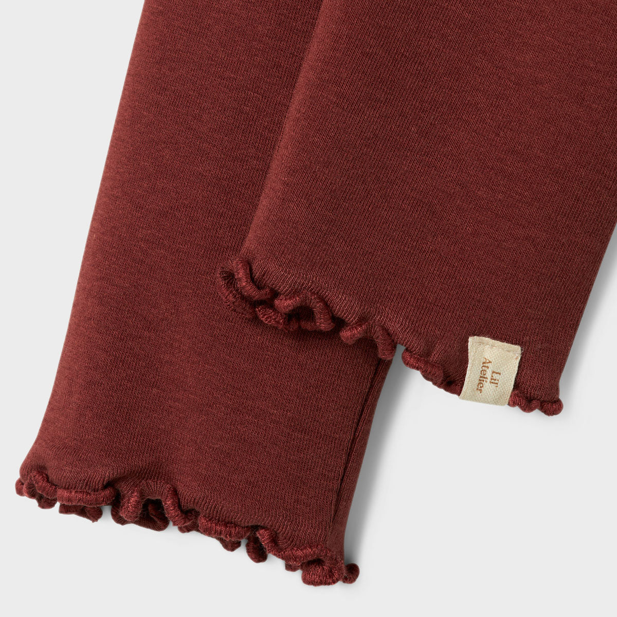 Zeg nu zelf, hoe schattig is deze legging?! De gayo fia slim legging in de kleur hot chocolate wil je gewoon in de kledingkast van je kind hebben liggen. Deze legging is de ultieme basic en is de perfecte basis voor zowel dressed up als alledaagse outfits voor jouw kleintje. VanZus
