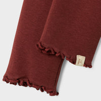 Zeg nu zelf, hoe schattig is deze legging?! De gayo fia slim legging in de kleur hot chocolate wil je gewoon in de kledingkast van je kind hebben liggen. Deze legging is de ultieme basic en is de perfecte basis voor zowel dressed up als alledaagse outfits voor jouw kleintje. VanZus