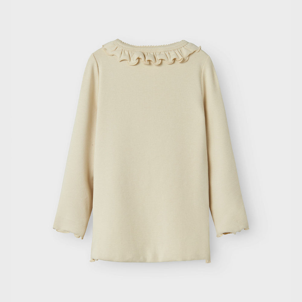 Het Lil' Atelier gayo koj slim shirt in de kleur turtledove is een stijlvolle top die perfect is voor het creëren van een trendy outfit voor je kind. VanZus