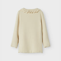 Het Lil' Atelier gayo koj slim shirt in de kleur turtledove is een stijlvolle top die perfect is voor het creëren van een trendy outfit voor je kind. VanZus