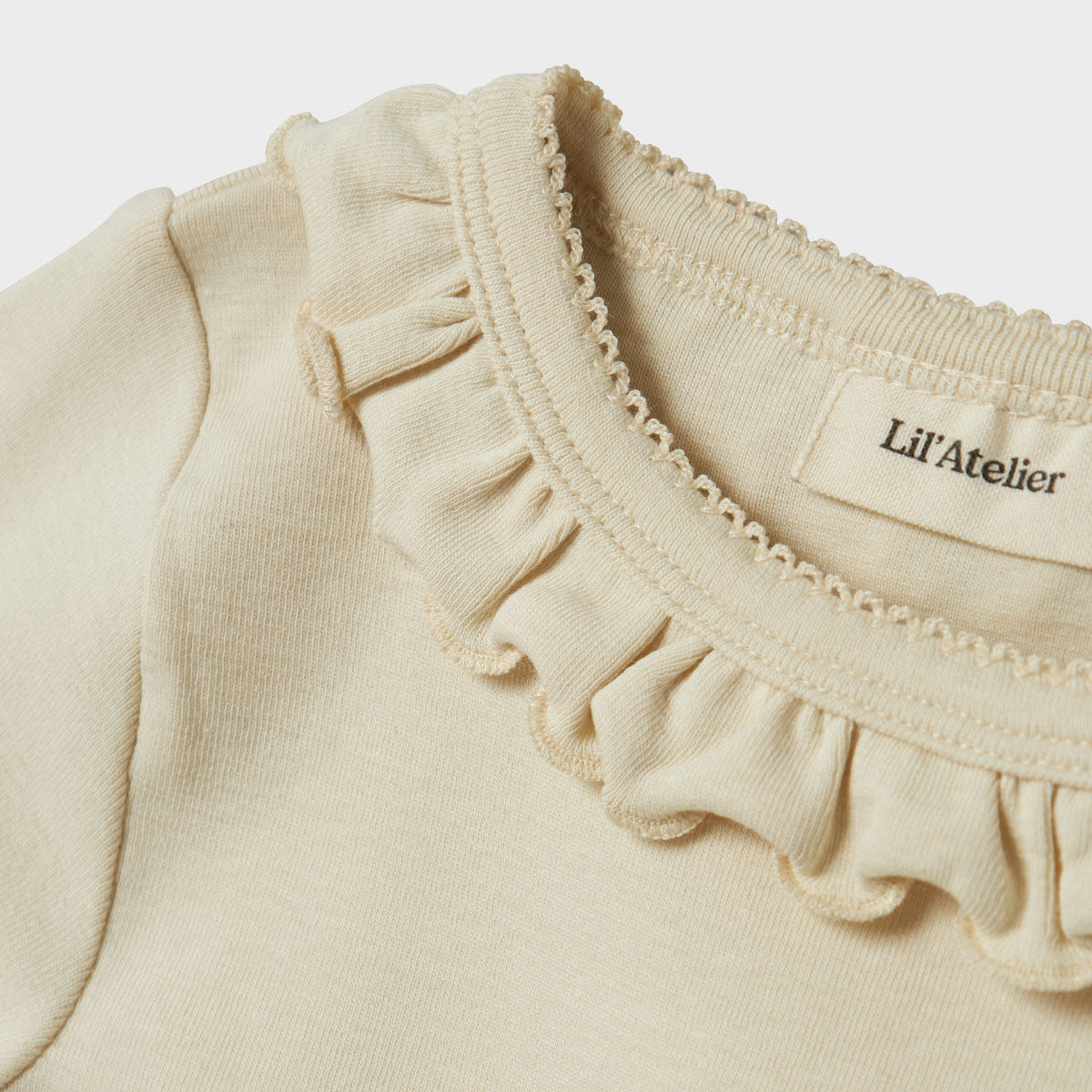 Het Lil' Atelier gayo koj slim shirt in de kleur turtledove is een stijlvolle top die perfect is voor het creëren van een trendy outfit voor je kind. VanZus