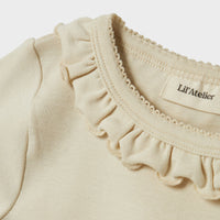 Het Lil' Atelier gayo koj slim shirt in de kleur turtledove is een stijlvolle top die perfect is voor het creëren van een trendy outfit voor je kind. VanZus