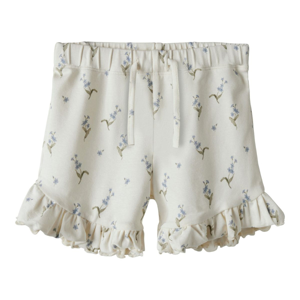 Hip en comfortabel: de gayo shorts in coconut milk forget me not van het merk Lil' Atelier. Een luchtige, zomerse short met een loose fit in een mooie witte kleur. VanZus