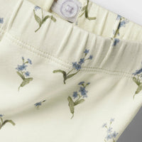Hip en comfortabel: de gayo shorts in coconut milk forget me not van het merk Lil' Atelier. Een luchtige, zomerse short met een loose fit in een mooie witte kleur. VanZus