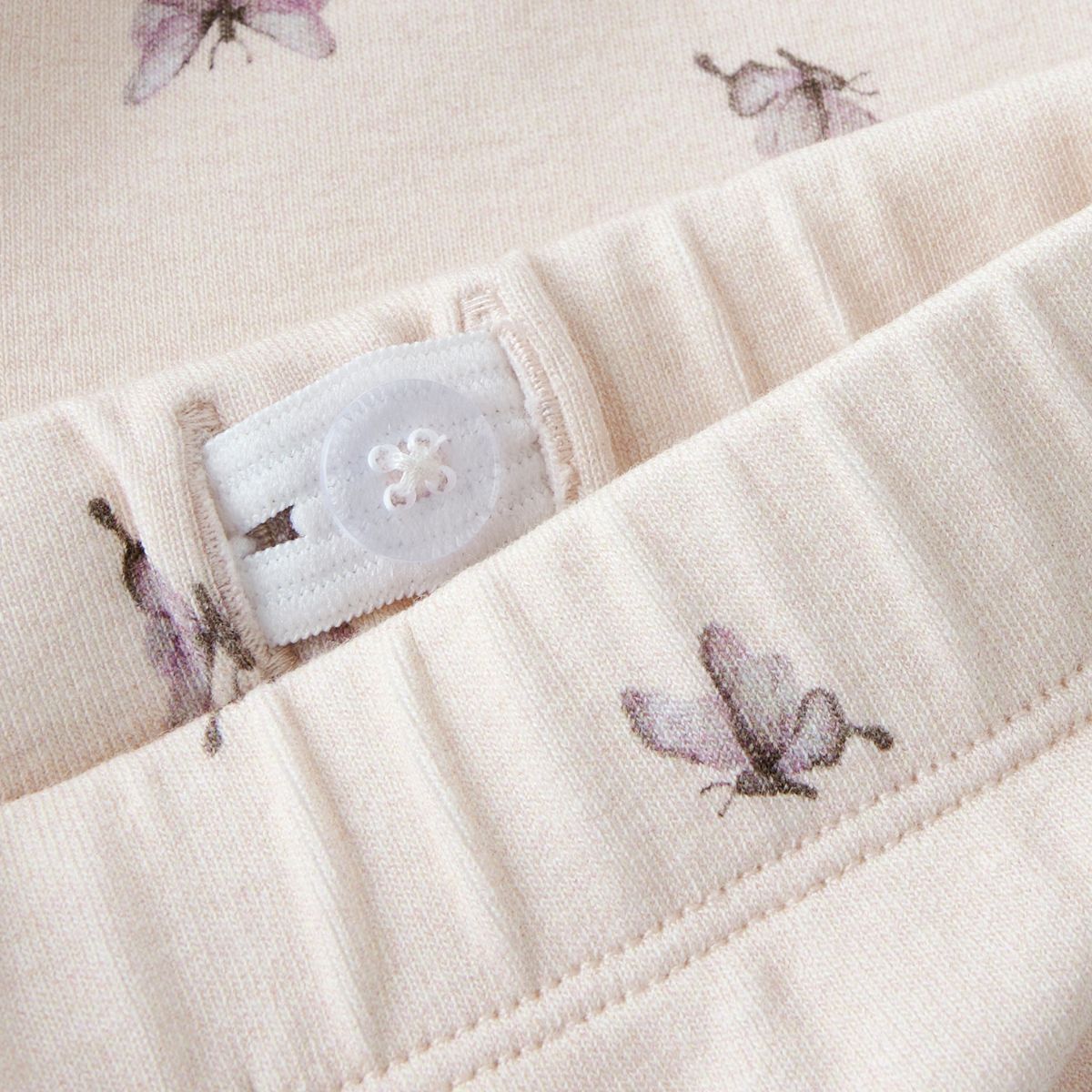 Hip en comfortabel: de gayo shorts in peach blush butterfly van het merk Lil' Atelier. Een luchtige, zomerse short met een loose fit in een lieve kleur roze. VanZus